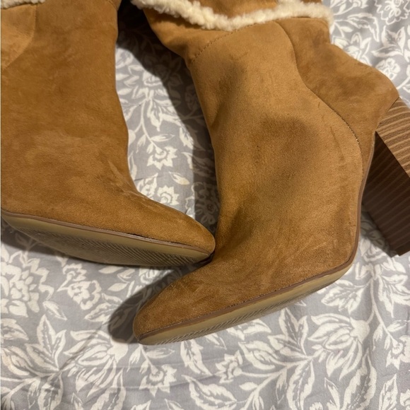 Cozy Tan Suede Heeled Boots with Shearling Detail - Picture 4 of 5